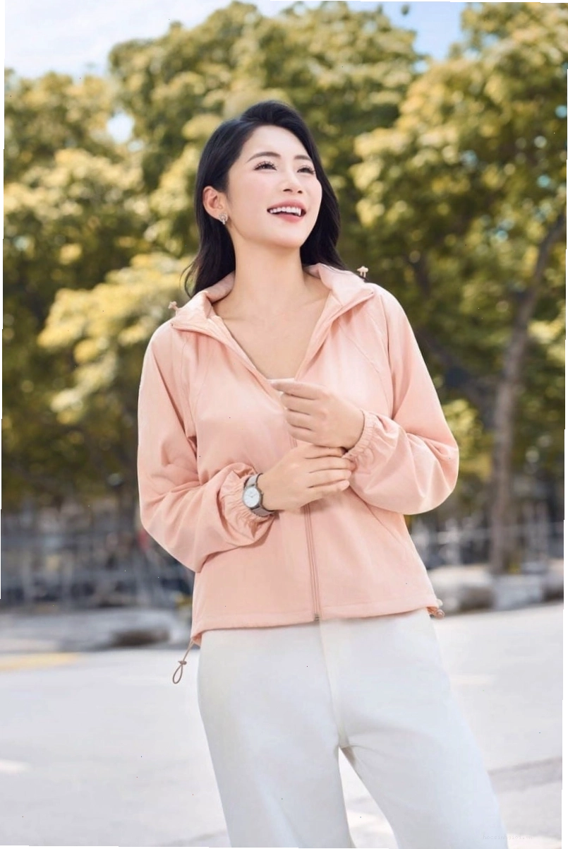Quần trắng kết hợp áo màu pastel cho người da ngăm