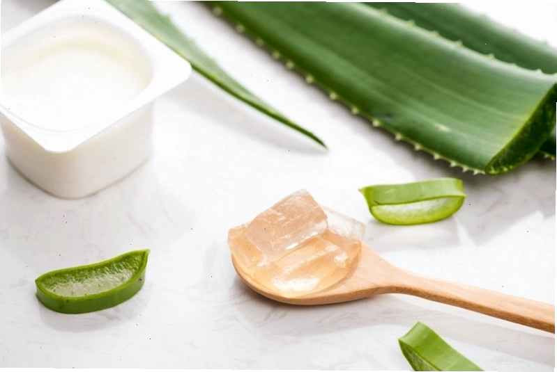Rửa mắt bằng nước muối sinh lý giúp làm sạch vùng lẹo