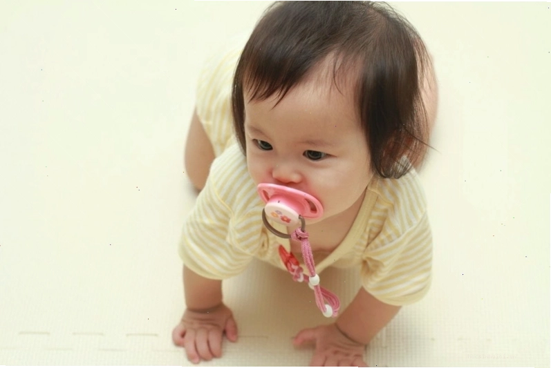 Sử dụng gạc y tế quấn ngón tay cho bé