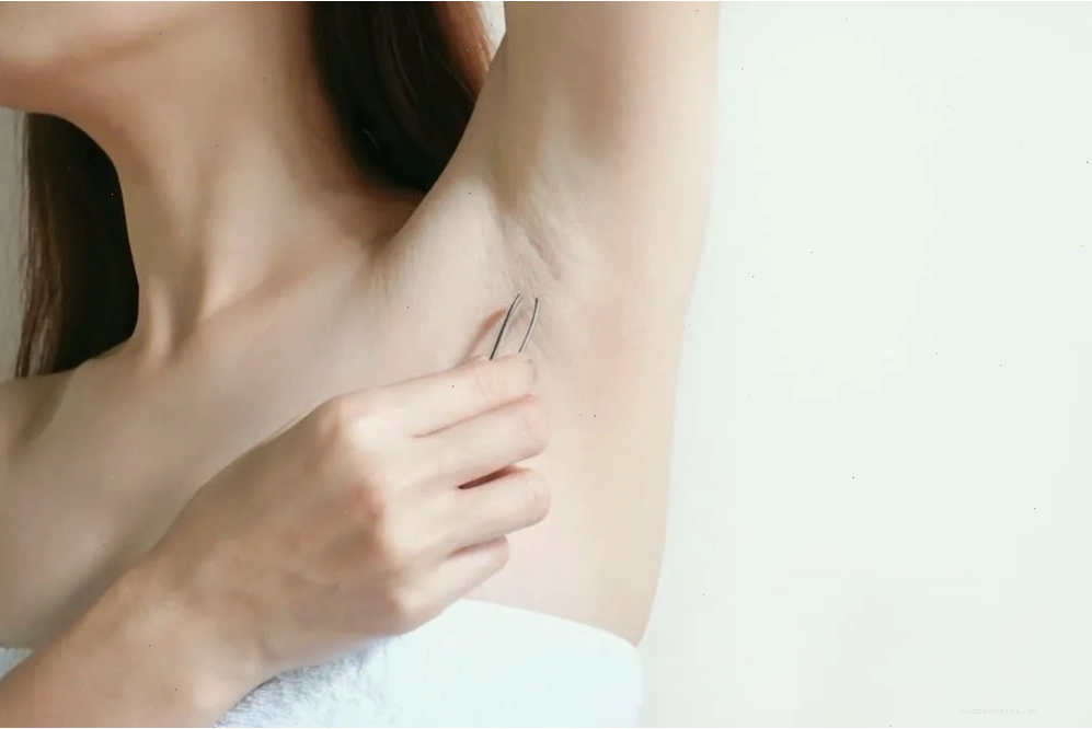 Sử dụng giấm táo để làm sạch vùng nách bị mụn