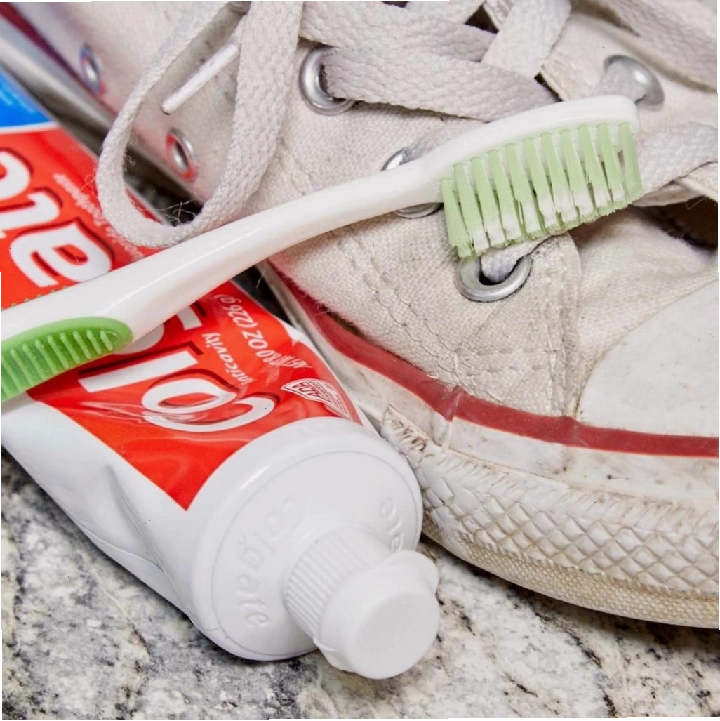 Sử dụng kem đánh răng không gel để làm sạch giày trắng