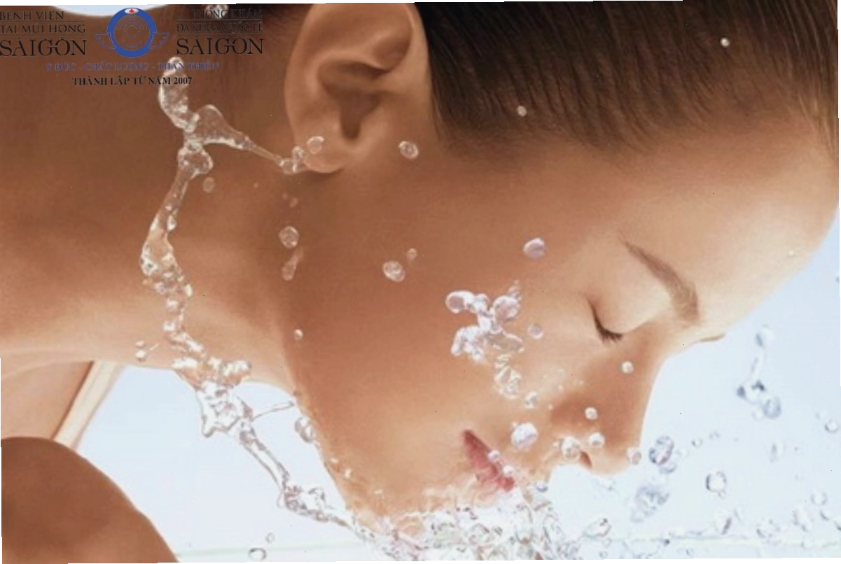 Sử dụng nước muối sinh lý để vệ sinh da là cách trị mụn đinh râu hiệu quả ở giai đoạn đầu