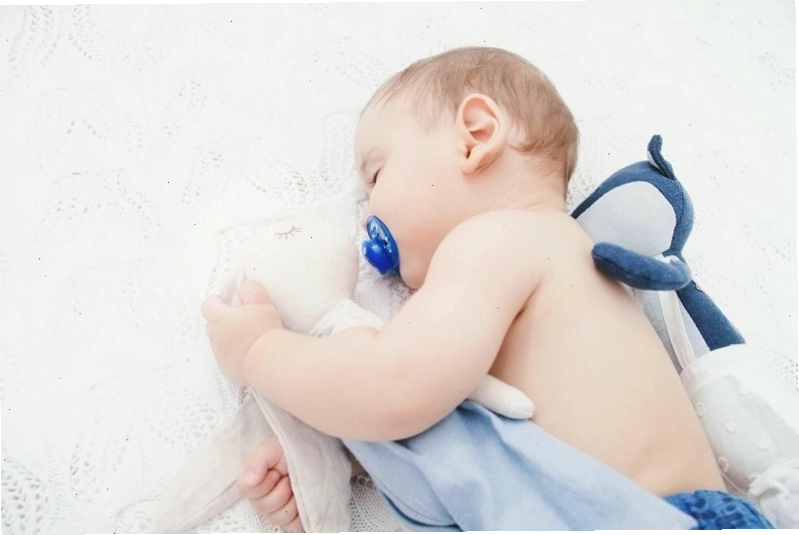 Sử dụng ti giả và chèn gối giúp trẻ sơ sinh ngủ ngon hơn
