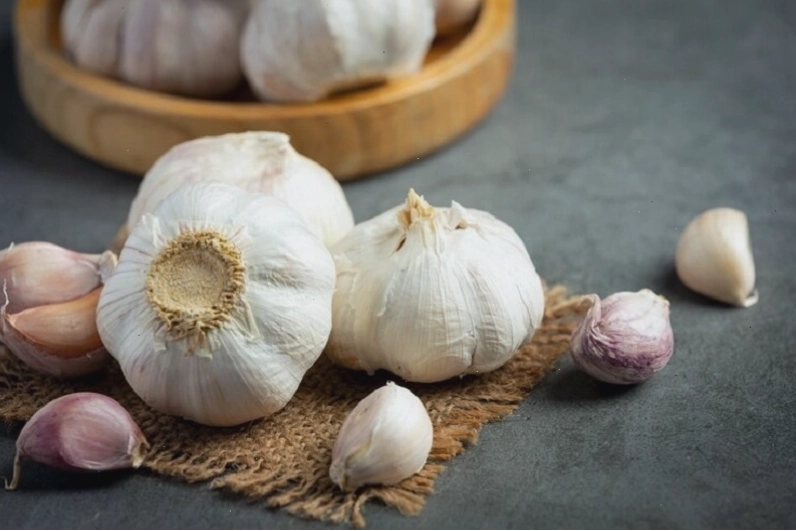 Sử dụng tỏi trong bữa ăn hàng ngày có thể giúp cải thiện yếu sinh lý nam