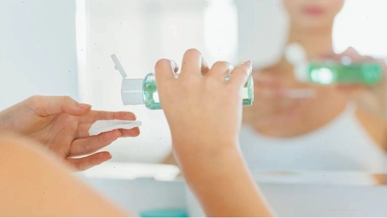 Sử dụng toner vào buổi sáng và buổi tối giúp giảm sợi bã nhờn, khiến da mịn màng hơn
