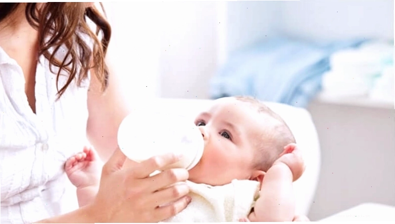 Sữa mẹ hoặc sữa công thức cung cấp calo và dinh dưỡng cho bé