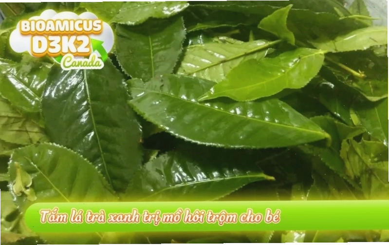 Tắm lá trà xanh cho bé