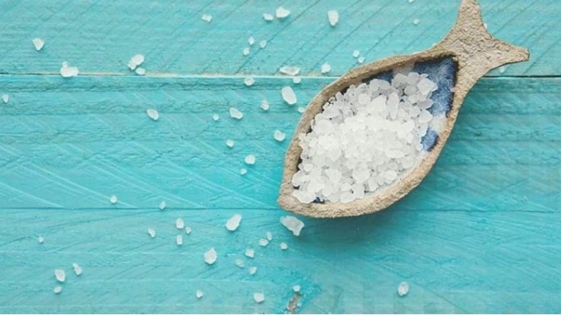 Tắm với muối biển nhằm cung cấp nhiều chất dinh dưỡng