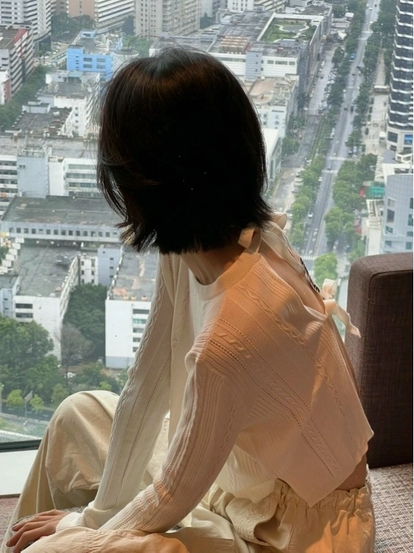 Tạo dáng quay lưng nhìn xa xăm