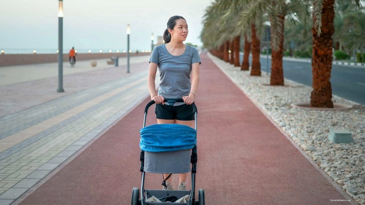 Tập đi lại nhẹ nhàng giúp phục hồi chức năng tiểu tiện sau sinh mổ