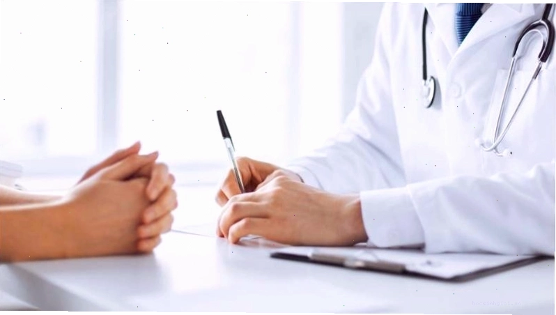 Thăm khám bác sĩ để được tư vấn và điều trị hắc lào kịp thời