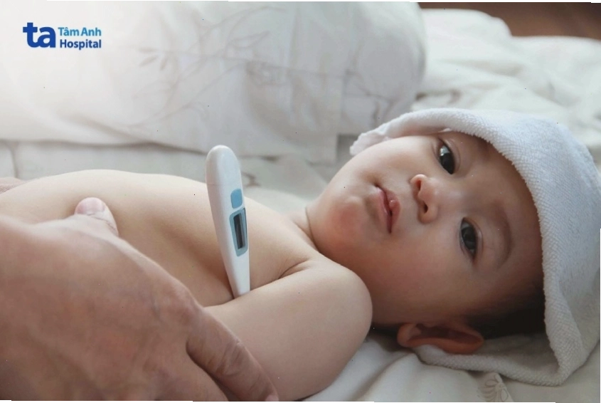 Thân nhiệt của trẻ sẽ tăng cao hơn bình thường khi bị sốt