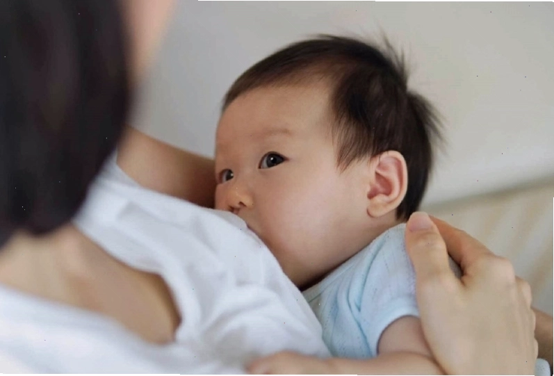 Thay đổi tư thế bé sau khi bú