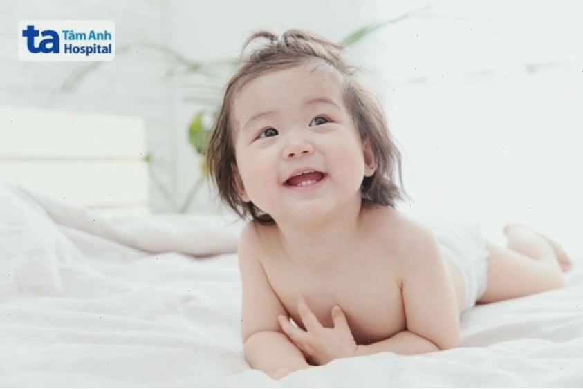 Thay tã cho bé gái 5 tuổi định kỳ để tránh ẩm ướt vùng kín