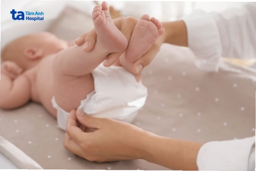 Thay tã thường xuyên cho trẻ sơ sinh bị tiêu chảy để giữ vệ sinh