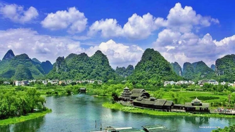 Thơ tự do miêu tả vẻ đẹp của những áng mây