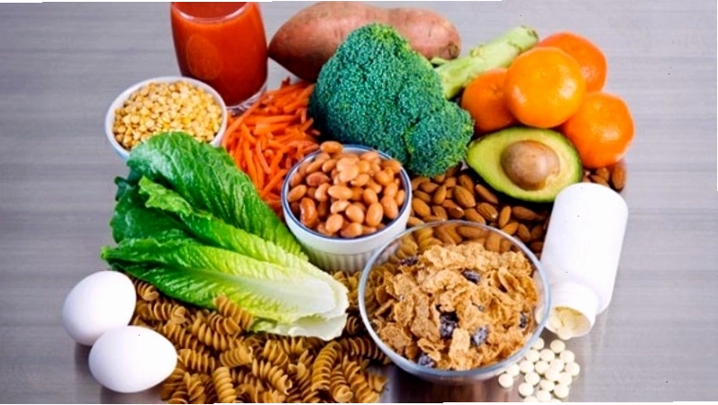 Thức ăn và đồ uống có chứa axit có thể ăn mòn men răng, tạo điều kiện cho ê buốt