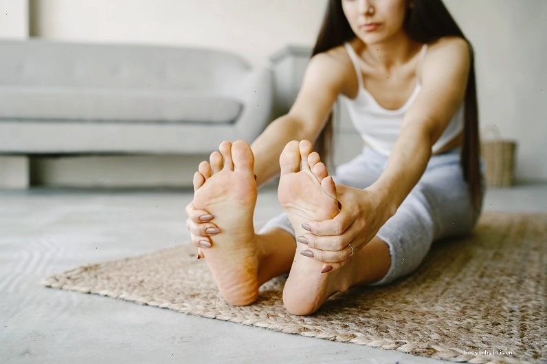 Thực hiện bài tập cử động cổ chân giúp khắc phục trẹo chân hiệu quả