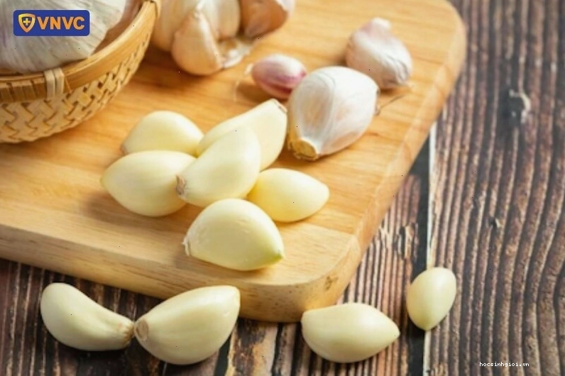 Tỏi chứa nhiều allicin có tác dụng kháng khuẩn, kháng virus