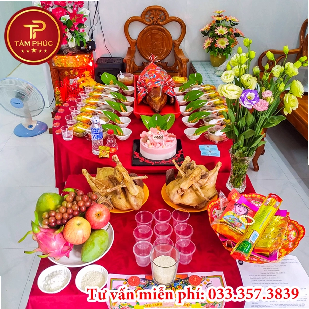 Trái cây ngũ quả và hoa tươi trên mâm cúng thôi nôi bé gái