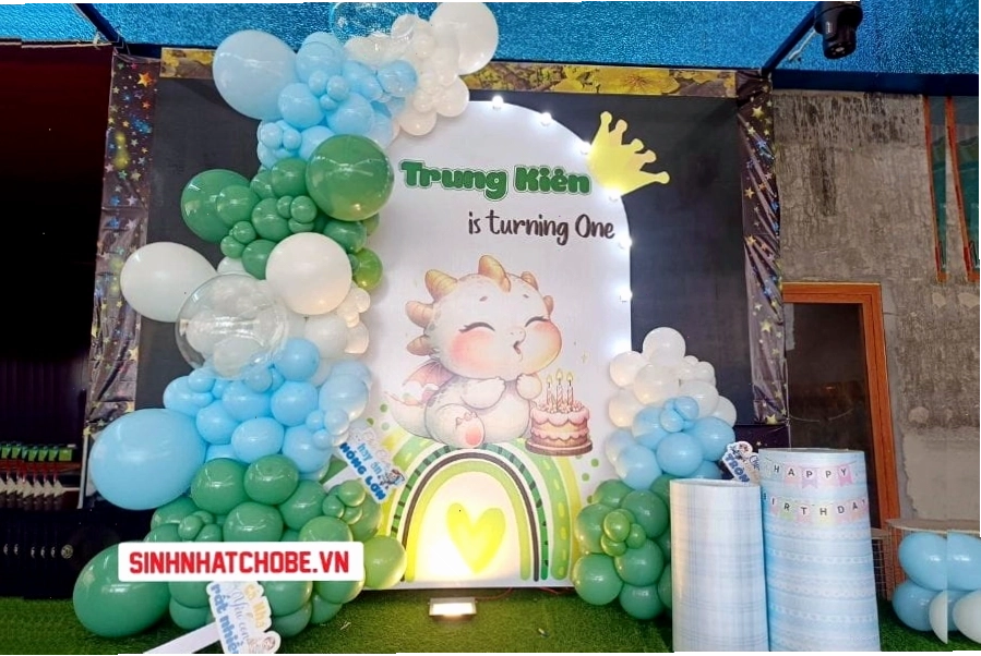 Trang trí sinh nhật bé gái 2 tuổi chủ đề Hello Kitty