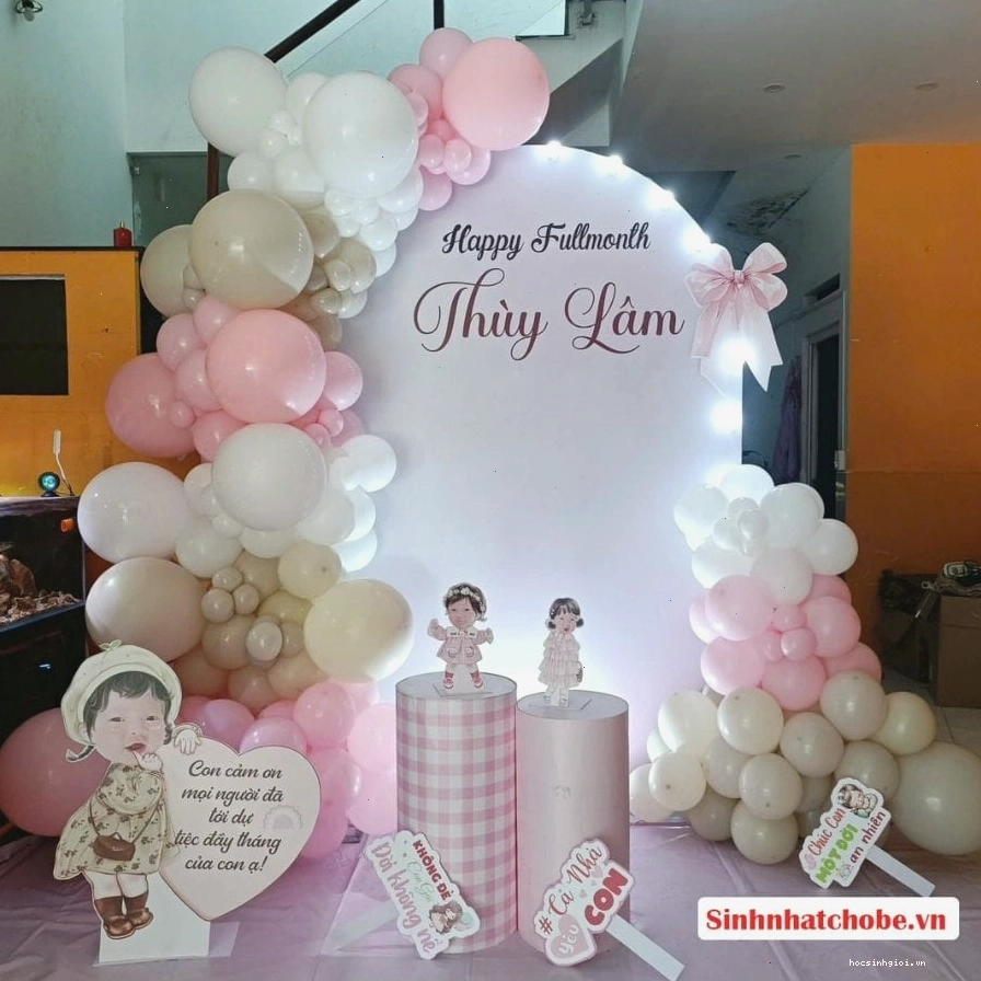 Trang trí sinh nhật bé gái theo chủ đề công chúa với phông chữ U màu hồng pastel