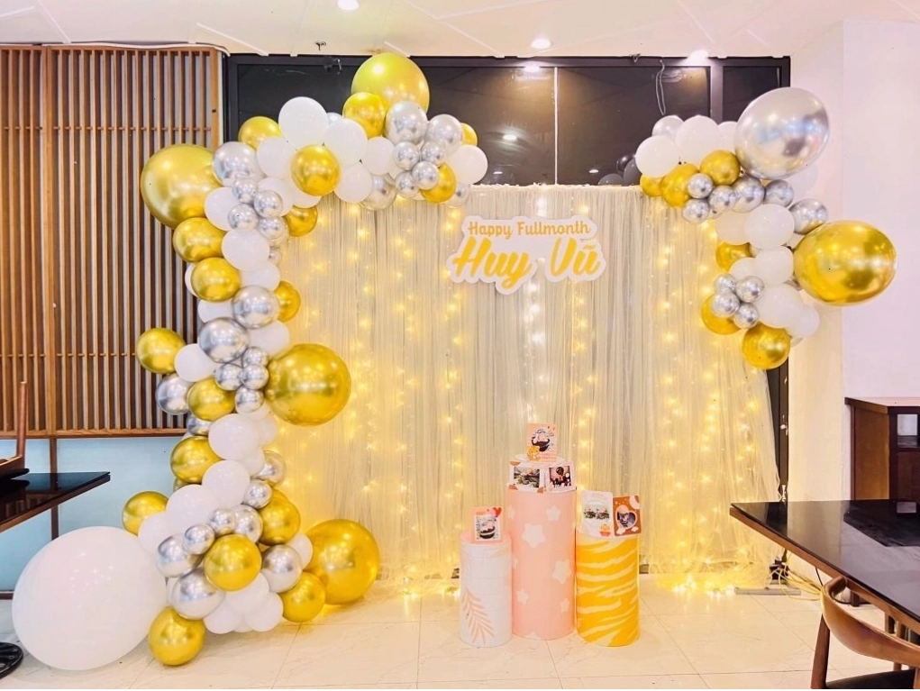 Trang trí sinh nhật bé gái tone hồng pastel với bóng bay và khung ảnh