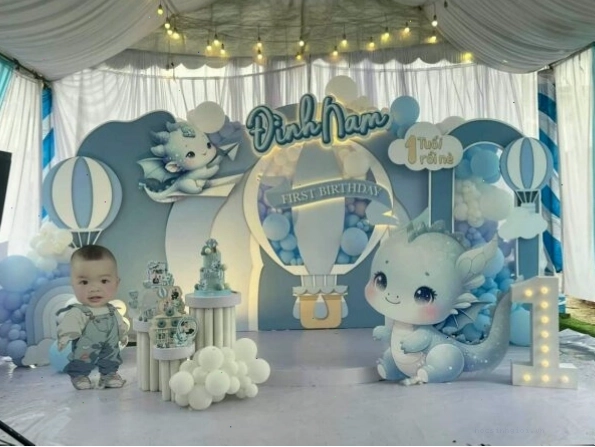 Trang trí thôi nôi với trụ bong bóng và backdrop theo chủ đề
