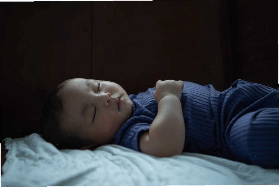 Tránh đùa nghịch với bé trước giờ đi ngủ để bé dễ ngủ hơn