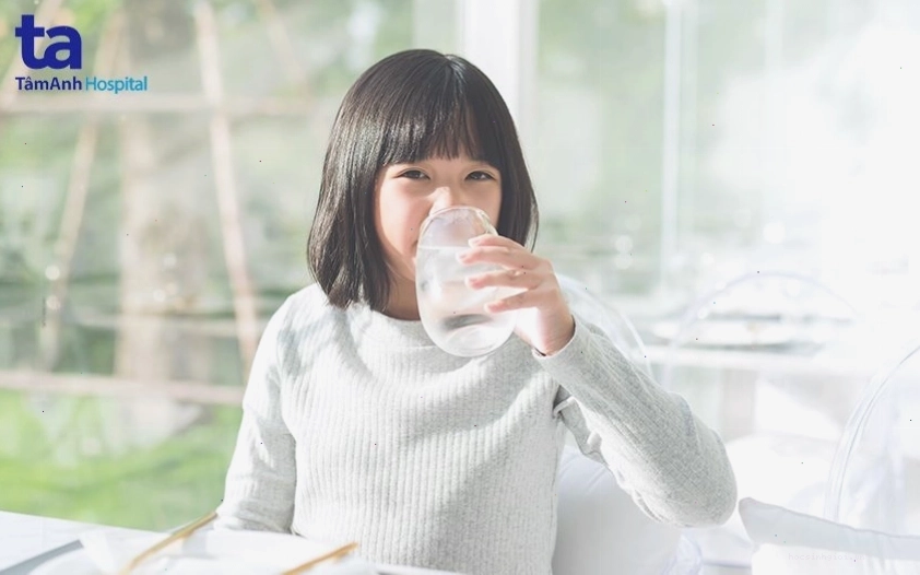 Trẻ bị táo bón nên được bổ sung đầy đủ nước mỗi ngày