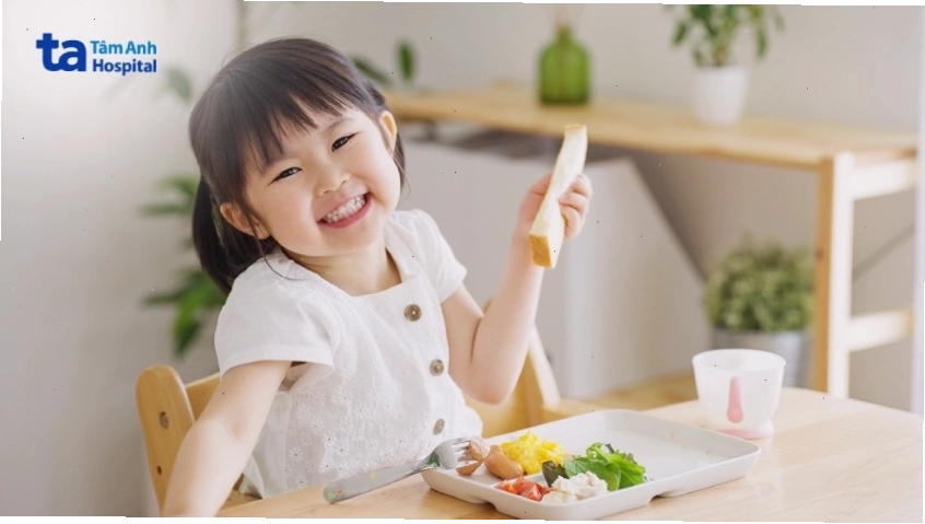 Trẻ cần được ăn uống lành mạnh và đủ chất để phát triển chiều cao