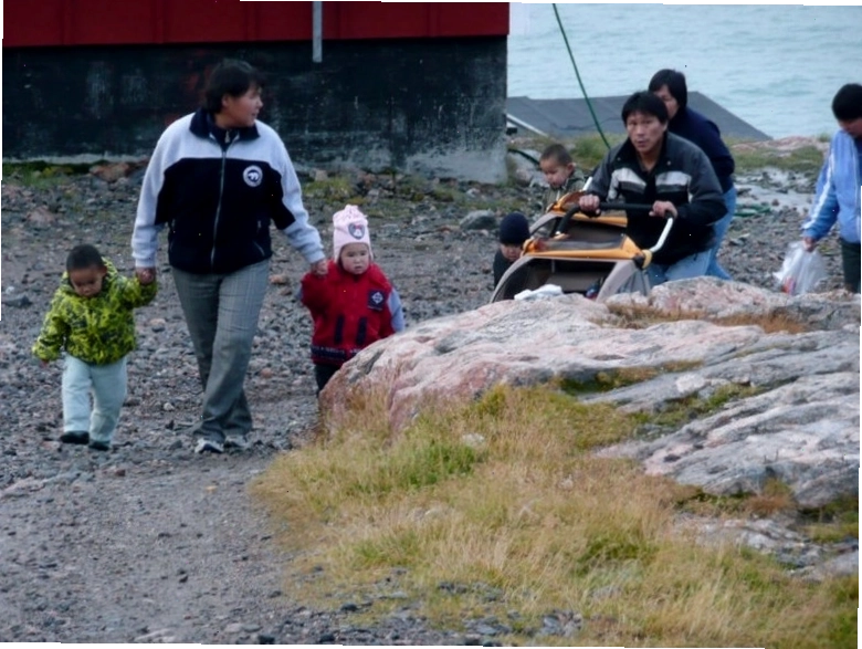 Trẻ em Inuit học tập trong môi trường hiện đại