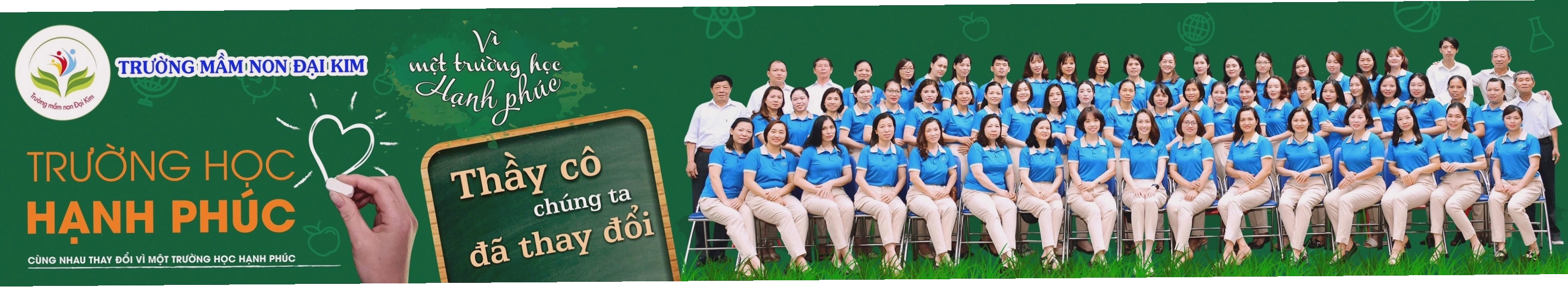 Trẻ em nhận kẹo từ người lớn, minh họa cho phần thưởng khi ngoan