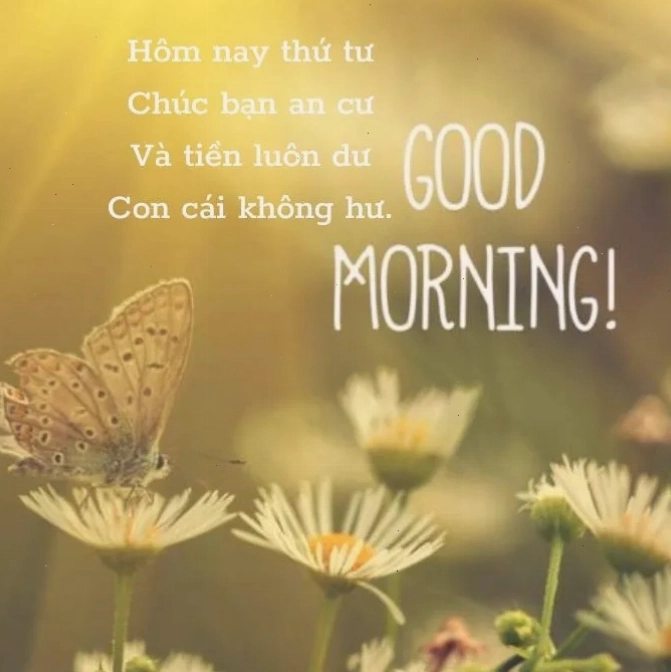 Trẻ em trong lớp học đang giơ tay chào cô giáo