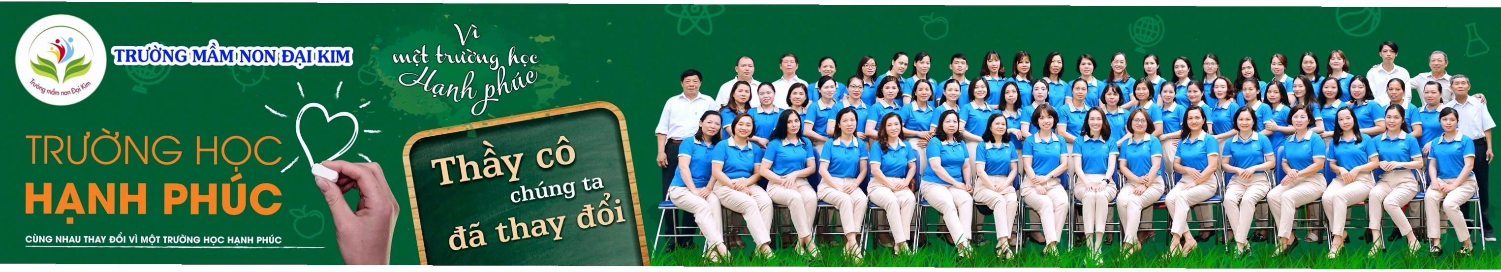 Trẻ em vây quanh Bác Hồ trong một buổi thăm trại nhi đồng