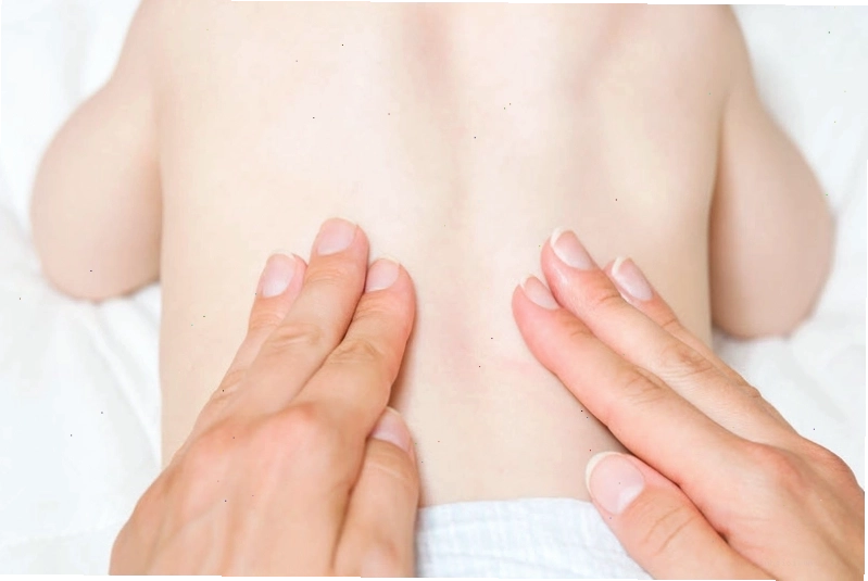 Trẻ sơ sinh đang bú mẹ với tư thế thoải mái