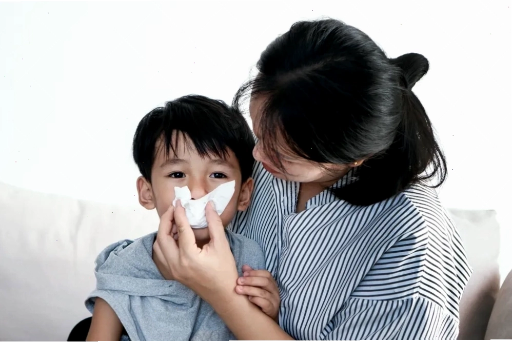 Trẻ sơ sinh đang ngủ say trong nôi