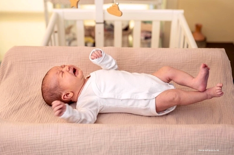 Trẻ sơ sinh giật mình khi ngủ do phản xạ tự nhiên của hệ thần kinh