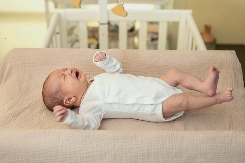 Trẻ sơ sinh giật mình là phản ứng sinh lý do hệ thần kinh chưa phát triển
