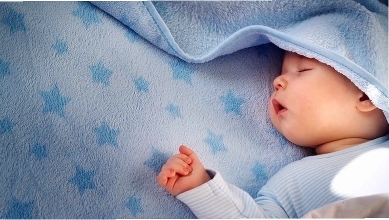 Trẻ sơ sinh ngủ ngon hơn trong phòng tối hoặc ánh sáng dịu nhẹ