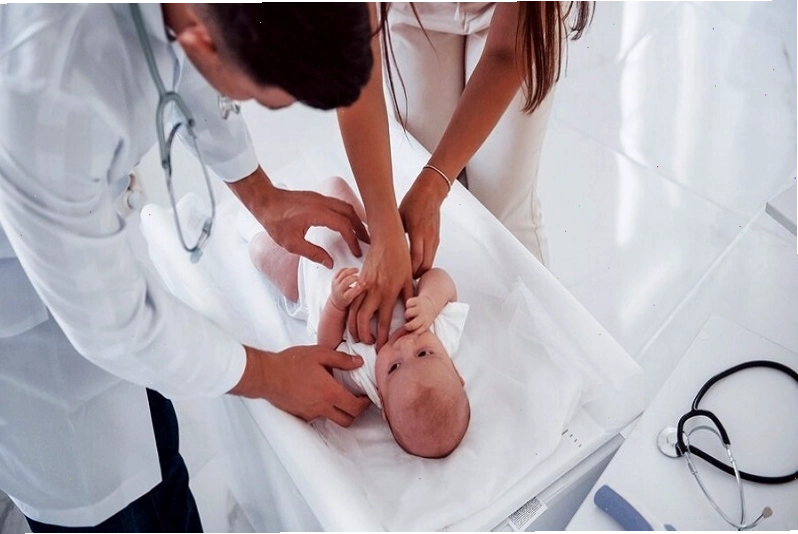 Trẻ sơ sinh vặn mình quá nhiều cần được bác sĩ thăm khám