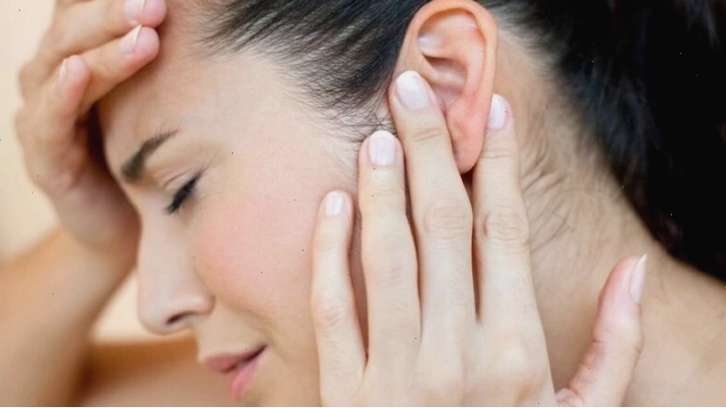 Ù tai có thể do ráy tai tích tụ nhiều không được vệ sinh tốt