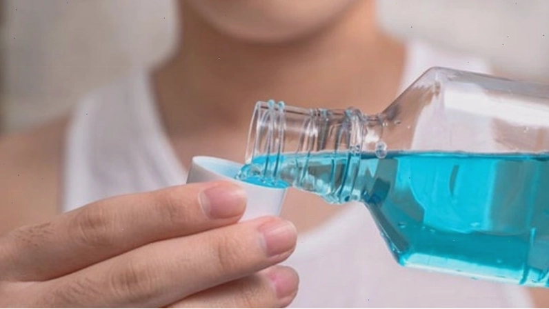 Việc sử dụng nước súc miệng chứa thành phần axit có thể làm mỏng lớp men