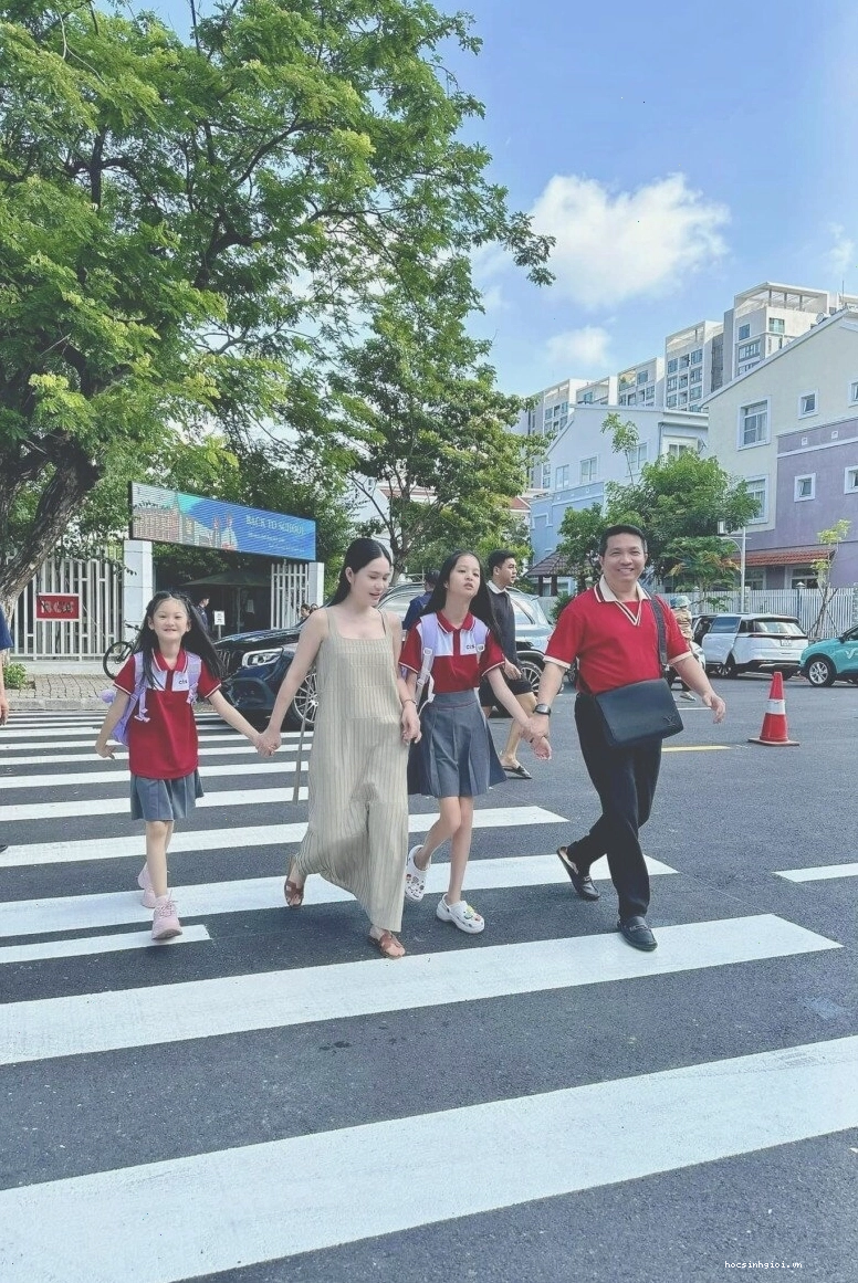 Vợ chồng Đoàn Di Băng nắm tay đưa 3 con gái đi khai giảng năm học mới