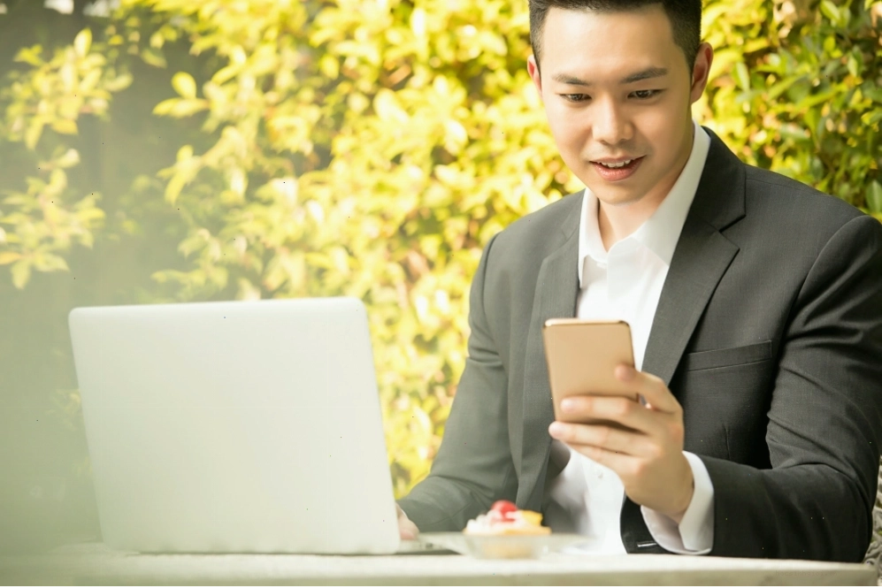 Vợ nên làm gì khi phát hiện chồng thường xuyên nhắn tin cho phụ nữ khác
