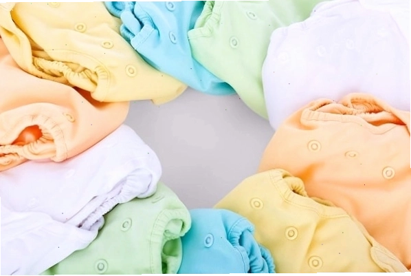 Vỗ ợ hơi cho bé sau khi bú giúp hạn chế ọc sữa