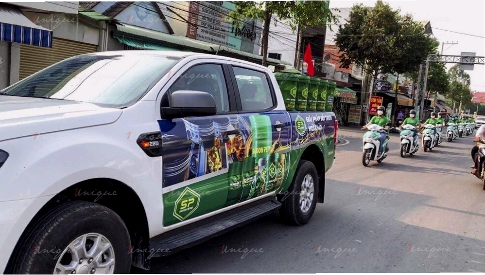 Xe bán tải tham gia hoạt động roadshow trên đường phố