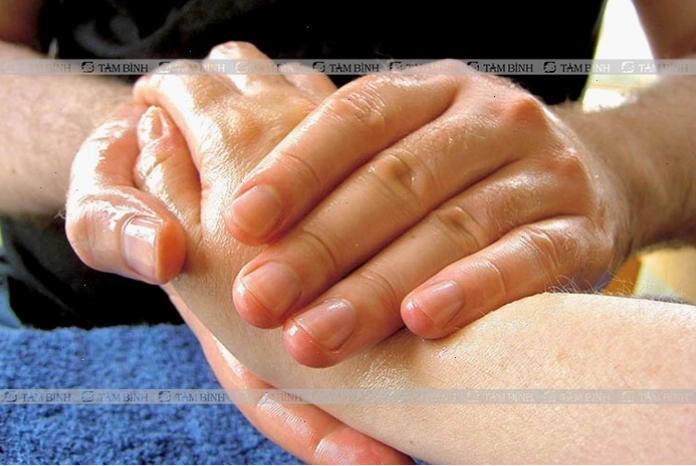 Xoa bóp nhẹ nhàng vùng cổ tay bị tràn dịch