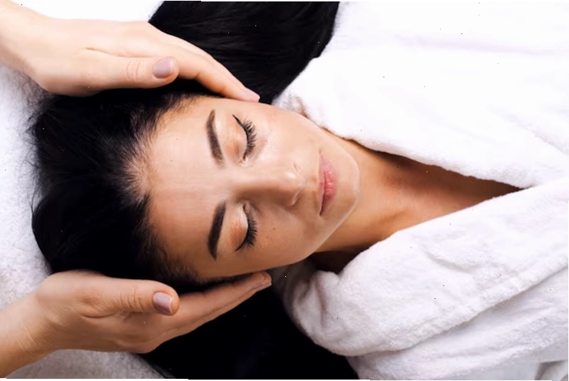 Xoa huyệt thái dương giúp giảm ngạt mũi, đau đầu hiệu quả