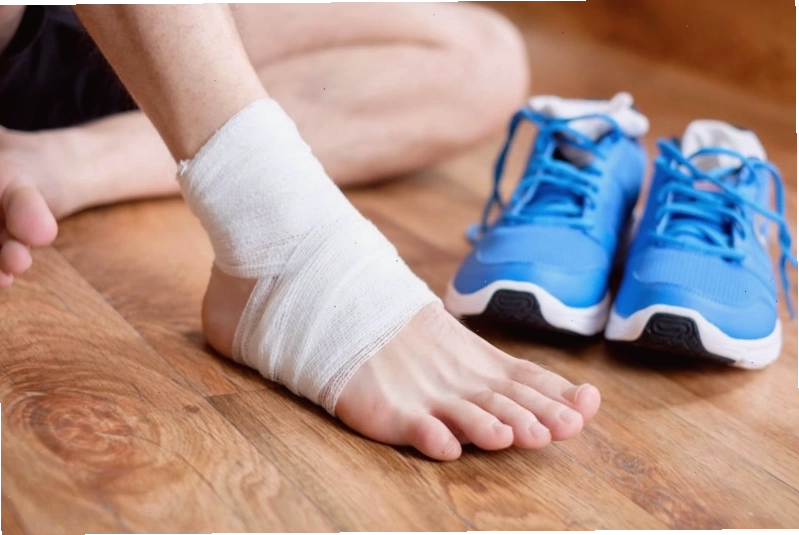 Xử trí bong gân cổ chân đúng cách để tránh tái phát
